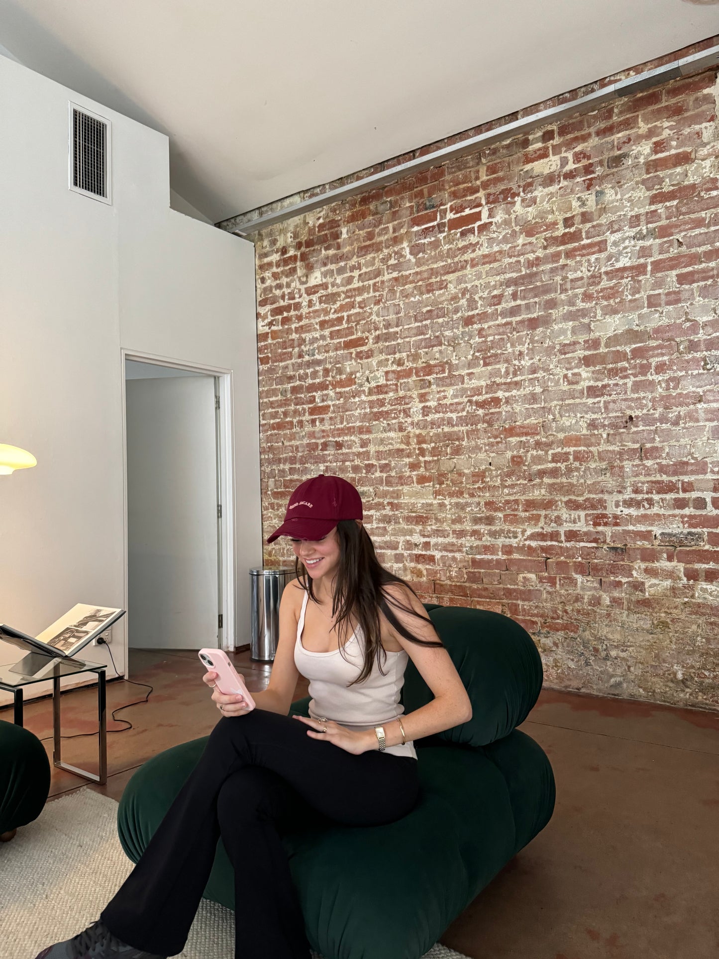 DISTRESSED DENIM CAP I BURGUNDY