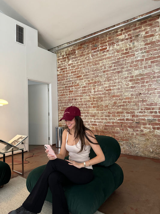 DISTRESSED DENIM CAP I BURGUNDY